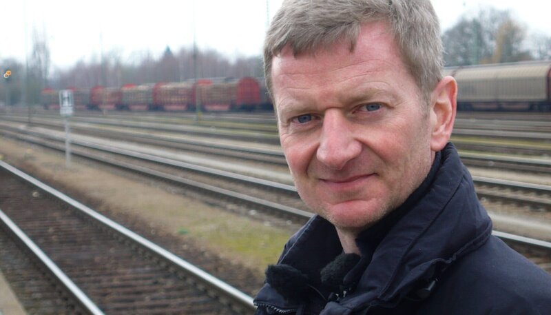 KESSLERS EXPEDITION, „Unterwegs auf der Schiene, Teil 4“, am Samstag um 16:15 Uhr. Und dieses Mal ist alles anders! Michael Kessler hat weder einen Auftrag, noch ein Ziel, denn er ist auf der Flucht. Nachdem er aus Versehen den gesamten Sendebetrieb des rbb lahmlegt, steigt er in den nächstbesten Zug – und dann wieder in den nächsten. So irrt der Schauspieler und Comedian kreuz und quer durchs Land und versucht, seine Spur zu verwischen. – Bild: rbb/​Roland Albrecht