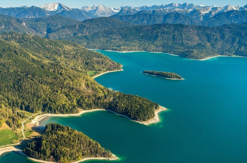 Der Walchensee wird auch „Bayerische Karibik“ genannt, weil sein Wasser besonders klar ist und einen hohen Kalziumkarbonat-Anteil hat. – Bild: WDR /​ Jan Haft