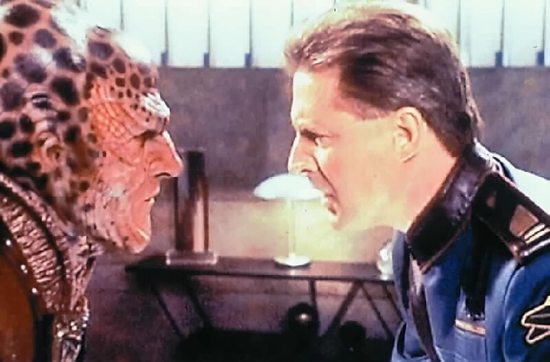 Captain Sheridan (Bruce Boxleitner, r.) macht Botschafter G’Kar (Andreas Katsulas) eindringlich klar, dass die Erdregierung das Volk der Narn bei seinem Kampf gegen die Centauri nicht offiziell unterstützen kann. – Bild: Tele 5
