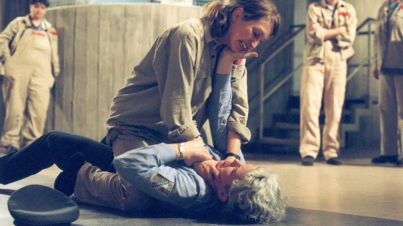 Kalle (Isabelle Höpfner, oben) greift Schnoor (Uta Prelle, lieg.) an, von der sie glaubt, vom sexuellen Missbrauch an Nancy gewusst zu haben … – Bild: MG RTL D /​ Richard Hübner