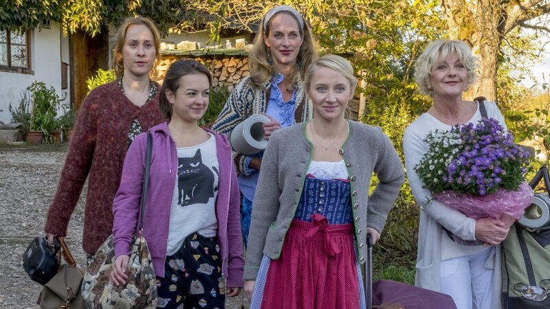 Diana (Marlene Morreis, l.), Fritzi (Michelle Barthel, 2.v.l.), Marie (Sophie von Kessel, M.), Paula (Anna Maria Mühe, 2.v.r.) und Judith (Saskia Vester, r.) verbünden sich gegen die Männer und ziehen zusammen durchs Dorf. – Bild: ZDF und Erika Hauri Diana (Marlene Morreis, l.), Fritzi (Michelle Barthel, 2.v.l.), Marie (Sophie von Kessel, M.), Paula (Anna Maria Mühe, 2.v.r.) und Judith (Saskia Vester, r.) verbünden sich gegen die Männer und ziehen zusammen durchs Dorf. – Bild: ZDF und Erika Hauri