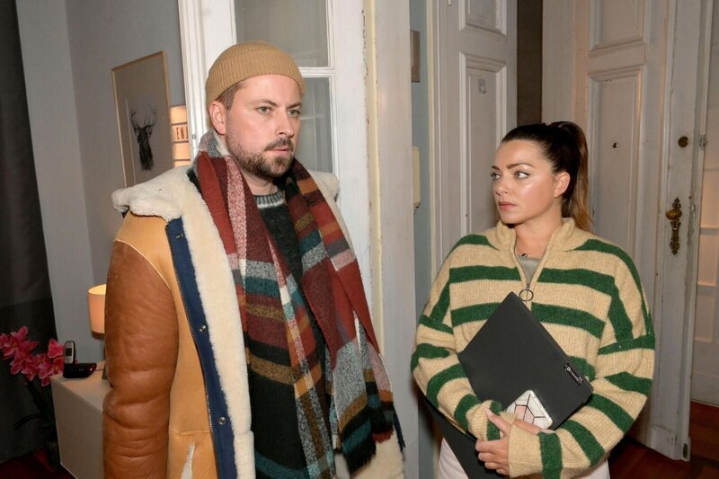 Emily (Anne Menden) erkennt, dass John (Felix von Jascheroff) die Nähe zu Clara sucht. – Bild: RTL /​ Rolf Baumgartner