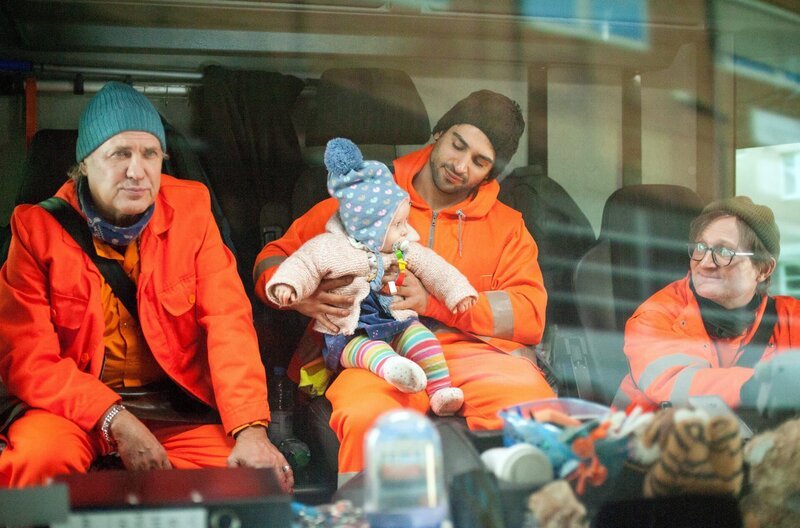 ARD Degeto DIE DREI VON DER MÜLLABFUHR – BABY AN BORD, am Freitag um 20:15 Uhr und um 01:20 Uhr im ERSTEN. Die Drei von der Müllabfuhr haben Findelkind Lea (Paulina Natrup) an Bord: „Käpt’n“ Werner (Uwe Ochsenknecht, li.), Tarik (Daniel Rodic) und Ralle (Jörn Hentschel, re.). – Bild: ARD Degeto/​Britta Krehl