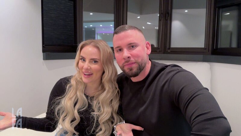 Candy verwandelt Tim in eine Dragqueen, während unsere Neuzugänge Marie und Tammo in die WG einziehen. Und Julia? Die darf sich über geheimnisvolle Blumen freuen! – Bild: RTLZWEI