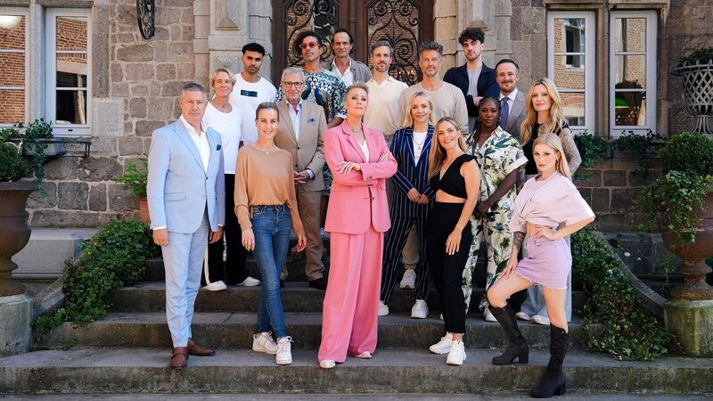 Der Cast von „Die Verräter – Vertraue Niemandem!“ V.o.l.: Ralf Bauer, Younes Zarou, Jorge González, Thaddäus Meilinger, Wayne Carpendale, Timon Krause, Joe laschet, Martina Voss-Tecklenburg, Jan Hofer, Janin Ullmann, Motsi Mabuse, Mirja du Mont, Joachim Llambi, Charlotte Würdig, Sonja Zietlow, Sandy Mölling und Marie Reim. – Bild: RTL