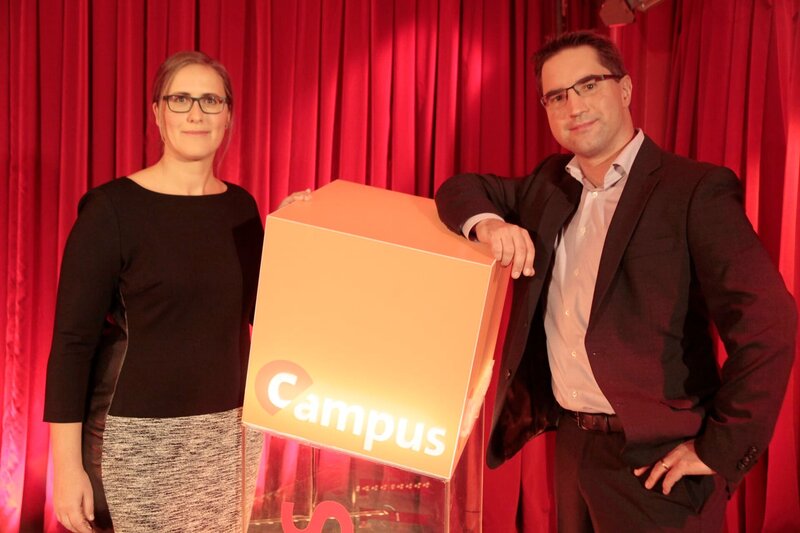 Diesmal verrät uns der Neurowissenschaftler Simon Eickhoff vom Helmholtz-Zentrum Jülich, was das Gehirn über uns verrät! Und die Ökologin Anett Richter vom Helmholtz-Zentrum für Umweltforschung in Leipzig erforscht, welchen Beitrag Bürger zur Forschung leisten: Durch „Citizen Science“! – Bild: BR/​Henrik Jordan