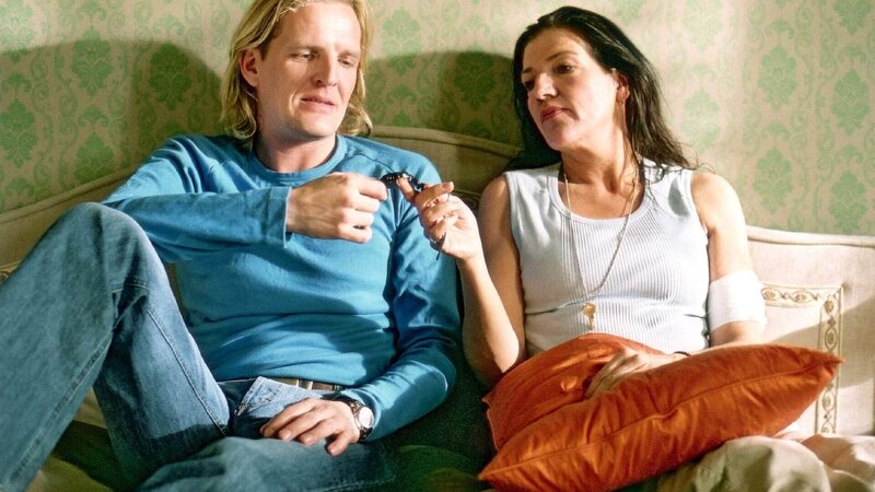 Johnny (Sascha Gluth), ein alter Freund von Walters Bruder, spricht mit Walter (Katy Karrenbauer) über Andreas’ Tod. – Bild: MG RTL D /​ Richard Hübner