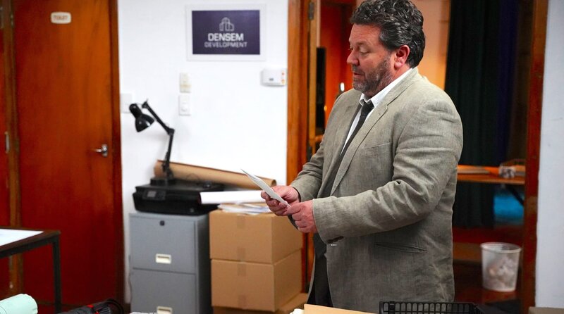 Chefermittler Mike Shepherd (Neill Rea) findet einen Hinweis. – Bild: South Pacific Pictures & All3Media International