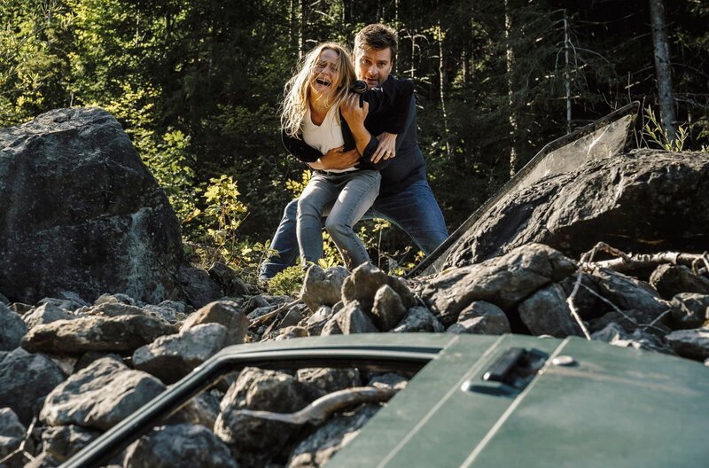Ein Bild des Schreckens: Florian (Matthi Faust) hält Lisa (Theresa Scholze) am Unfallort zurück. – Bild: ARD Degeto/​Hendrik Heiden