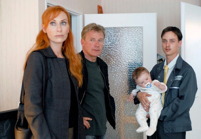 hr-fernsehen TATORT, Der frühe Abschied, Kriminalfilm, Deutschland 2007, Patrick (Tom Schilling, rechts) ruft die Kommissare Sänger (Andrea Sawatzki) und Dellwo (Jörg Schüttauf), als er entdeckt, dass einer seiner Zwillinge tot ist. – Bild: HR/​Degeto/​Bettina Müller