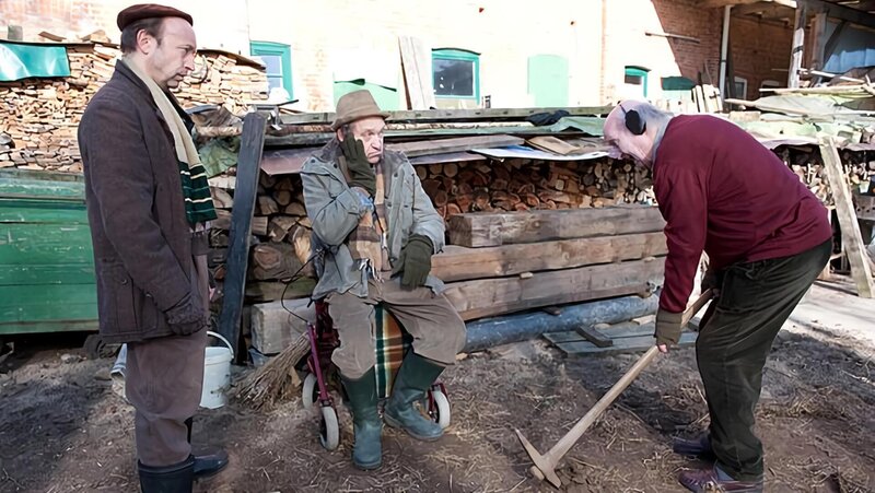 Kuno und Adsche schauen Onkel Krischan beim Graben eines Geheimganges zu. – Bild: NDR