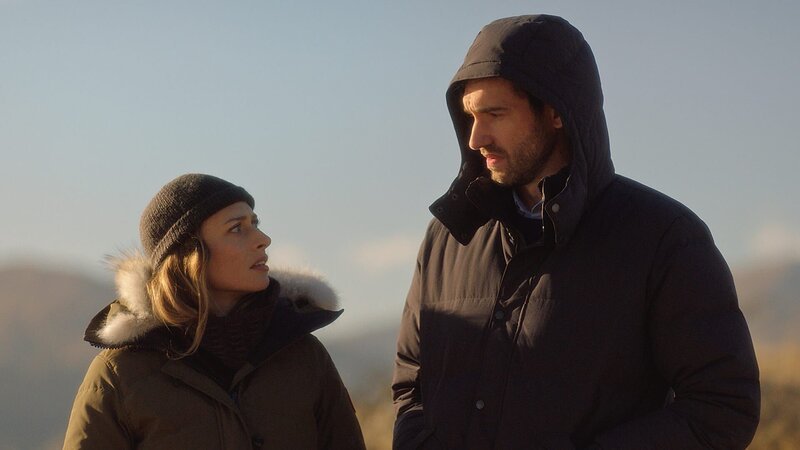 Camper Jack wurde von einem Mann zerquetscht, der buchstäblich vom Himmel fiel. Detective Sergeant Anais Mallory (Chelsie Preston Crayford) und Detective Simon Delaney (Matt Whelan) nehmen den Fundort der beiden Leichen in Augenschein. – Bild: ZDF und Emma Jones