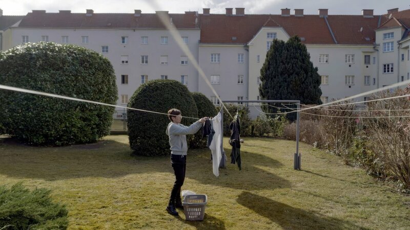 Lisa Kröbmannsberger ist alleinerziehende Mutter von drei Kindern in Niederösterreich und arbeitet geringfügig als Reinigungskraft. – Bild: ORF/​Red Monster Film