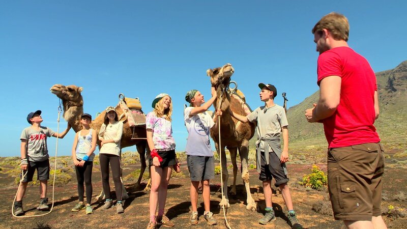 Heute müssen die sechs ihre Reitkünste auf Kamelen beweisen. – Bild: hr/​Rieke Henkel/​Marius Riedel