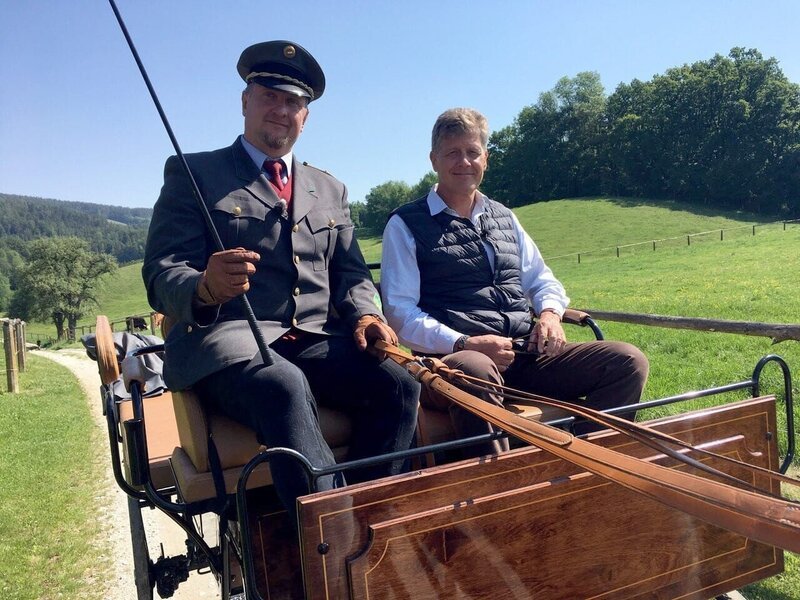 Der Gestütsmeister der Lipizzanergestüts Piber Erwin Movia mit Karl Hohenlohe. – Bild: ORF/​Clever Contents