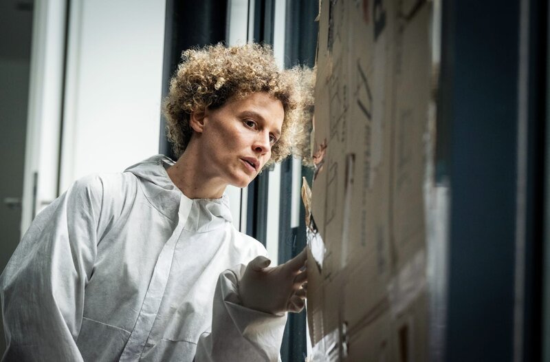Nadine Jäger (Karen Dahmen) untersucht den Tatort und findet einen Brief. – Bild: ARD/​Martin Valentin Menke