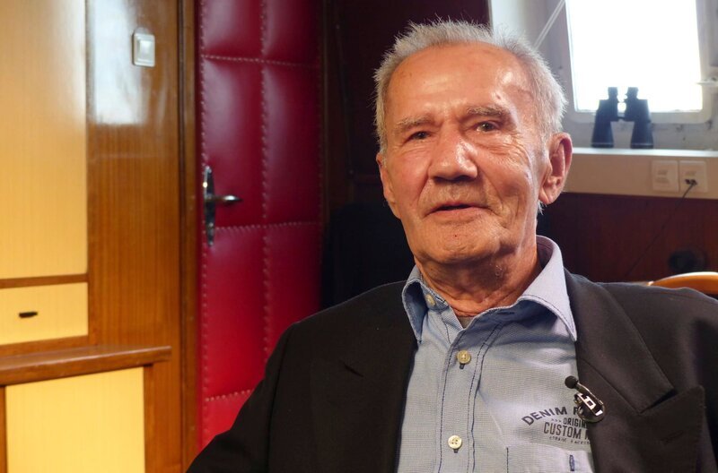 Siegfried Rohmann Erster Offizier auf der FICHTE_Hat die Bullen-Geschichte vorher tatsächlich erlebt – Bild: NDR/MDR/Erik Lötsch Siegfried Rohmann Erster Offizier auf der FICHTE_Hat die Bullen-Geschichte vorher tatsächlich erlebt – Bild: NDR/MDR/Erik Lötsch