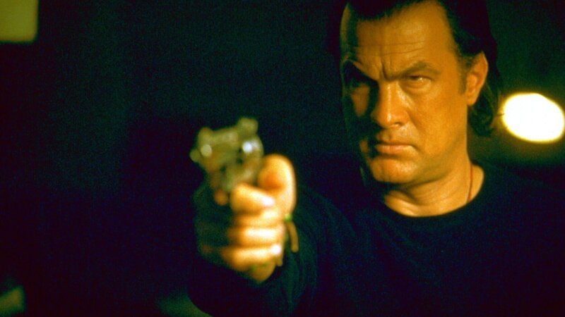 FBI-Agent Petrosevitch (Steven Seagal) wurde als verdeckter Ermittler in ein Gefängnis eingeschleust. – Bild: ZDF und Sony FBI-Agent Petrosevitch (Steven Seagal) wurde als verdeckter Ermittler in ein Gefängnis eingeschleust. – Bild: ZDF und Sony
