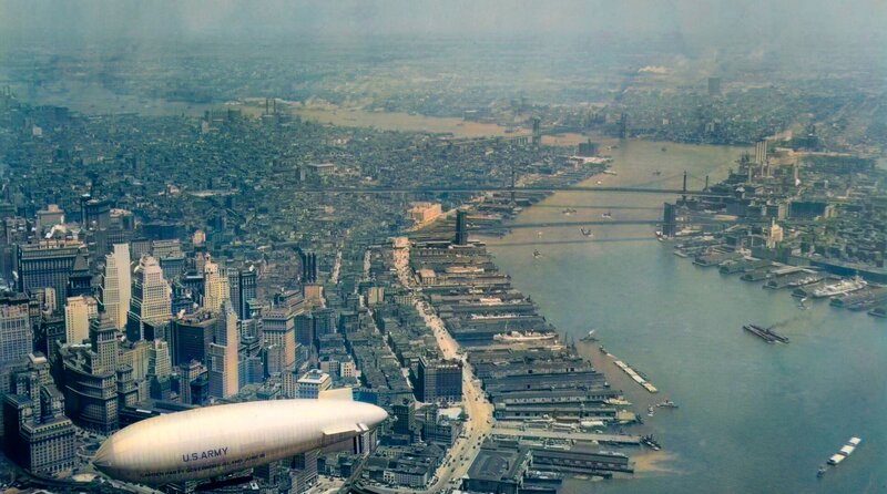 Luftaufnahme von New York. – Bild: rbb/​Moos-Film