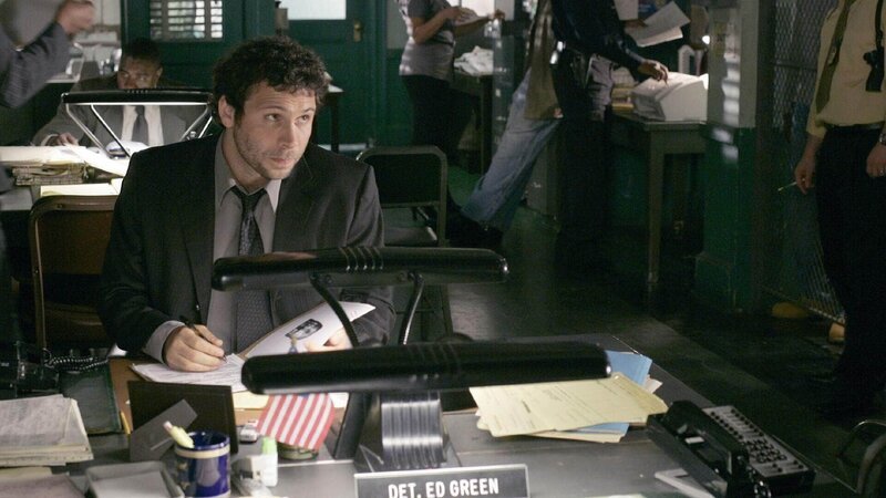 Detective Cyrus Lupo (Jeremy Sisto) findet heraus, dass sein Kollege Green ihm wichtige Informationen in ihrem aktuellen Mordfall verschwiegen hat. – Bild: RTL /​ NBC