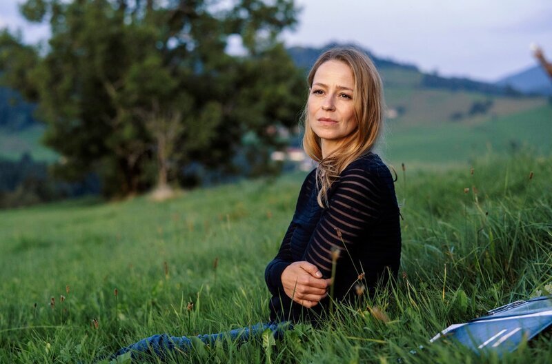 Lisa Huber (Theresa Scholze) will die verlorenen Weiden der Familie wieder zurückholen. – Bild: ARD Degeto/​Hendrik Heiden