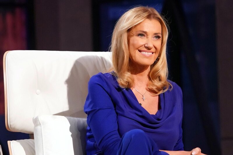 Investorin Dagmar Wöhrl nimmt die korbsauna genau unter die Lupe. – Bild: RTL /​ Stefan Gregorowius