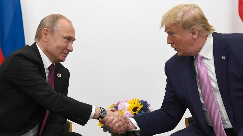 Shakehands beim G20-Gipfel in Japan im Juni 2019. Angeblich versteht sich Donald Trump bis heute gut mit Wladimir Putin. Ist Russlands autokratischer Herrscher ein Vorbild für den US-Präsidenten? – Bild: ZDF