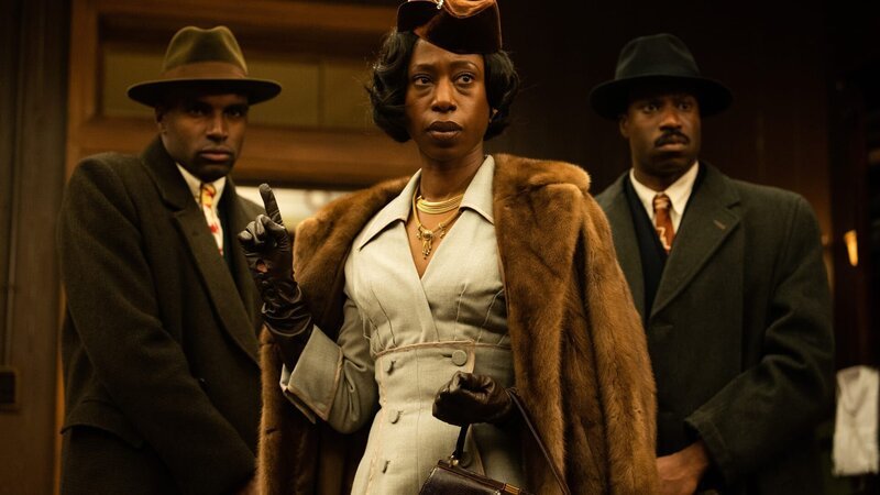 L – R: Michael Addo als La Fontaine Bodyguard 2, Nikki Amuka-Bird als La Fontaine, Chiedu Agborh als La Fontaine Bodyguard 1 – Bild: CH Media L – R: Michael Addo als La Fontaine Bodyguard 2, Nikki Amuka-Bird als La Fontaine, Chiedu Agborh als La Fontaine Bodyguard 1 – Bild: CH Media