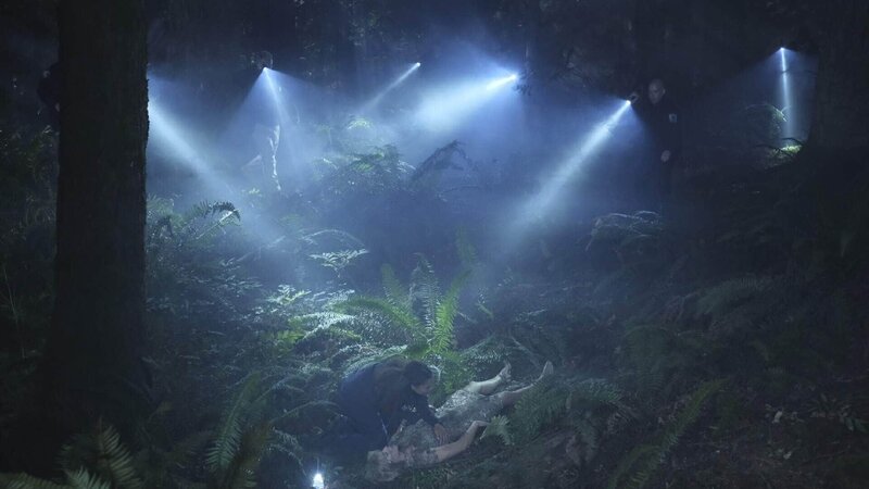 Dr. Claire Browne (Antonia Thomas), Jenna (Devin Barker, liegend), Rettungssanitäter (Andrew Coghlan, r.) – Bild: MG RTL D