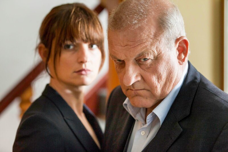 Alex (Ina Paule Klink, l.) und Georg Wilsberg (Leonard Lansink, r.). – Bild: ORF III