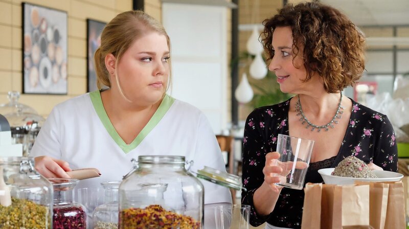 Linda Schneider hilft ihrem Teelieferanten, der gerade in der Sachsenklinik liegt, aus der Bredouille. Sie mischt nach seinen Rezepten neue Teesorten zusammen. Als Lindas Tochter Schwester Miriam in ihrer Pause vorbeischaut, bittet Linda sie um Unterstützung. – Bild: MDR/​Saxonia Media/​Kiss