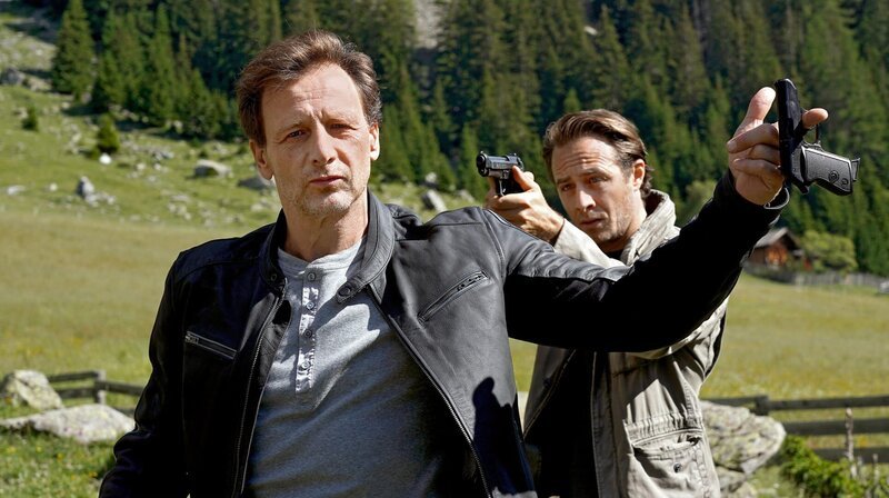 Jonas (Gabriel Raab) hält Mike Gerber (Hendrik Duryn) in Schach – Bild: ARD Degeto/​Hans-Joachim Pfeiffer /​ ARD Degeto/​Programmplanung und P