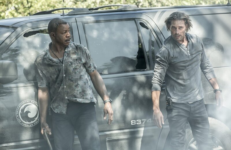 Carl Weathers (Beau), Josh Holloway – Bild: USA Network /​ Isabella Vosmikova