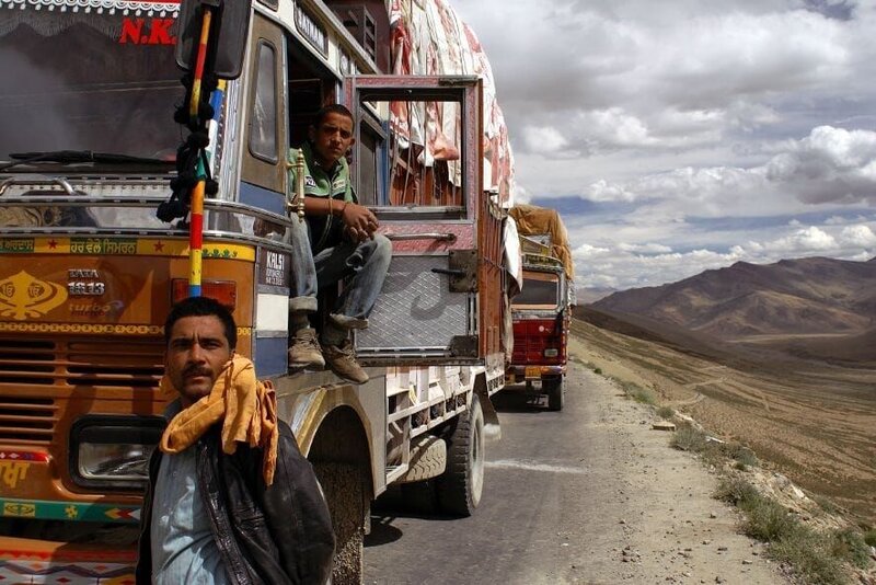 Narendra Kumar Bodh (l.) und sein Assistent auf dem Highway im Himalaya – Bild: port.hu