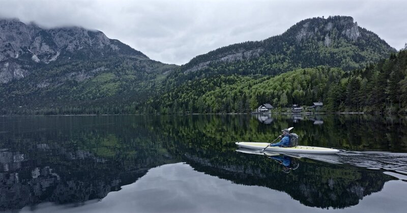 Andreas Mayer im Kajak am Altausseer See. – Bild: ORF/​Wega -Film/​Martin Stoni