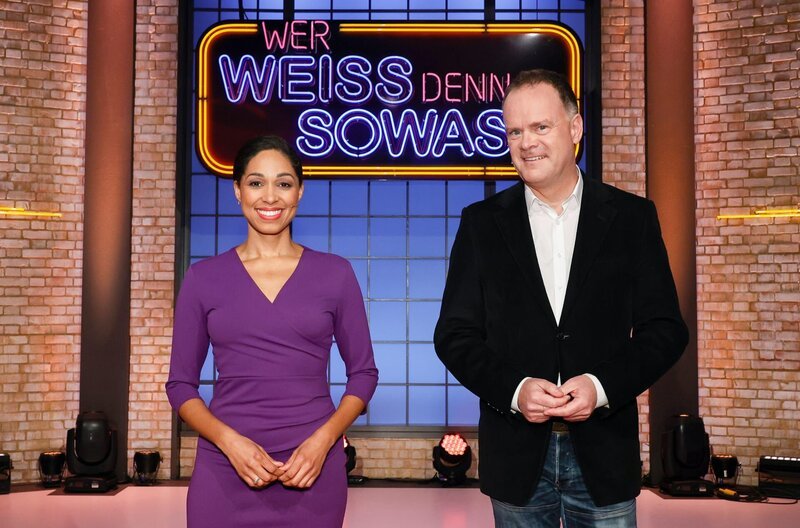 Treten bei „Wer weiß denn sowas?“ als Kandidat:Innen gegeneinander an: Die Journalistin und Fernsehmoderatorin Jana Pareigis und der Journalist und Fernsehmoderator Christian Sievers. – Bild: ARD/​Morris Mac Matzen