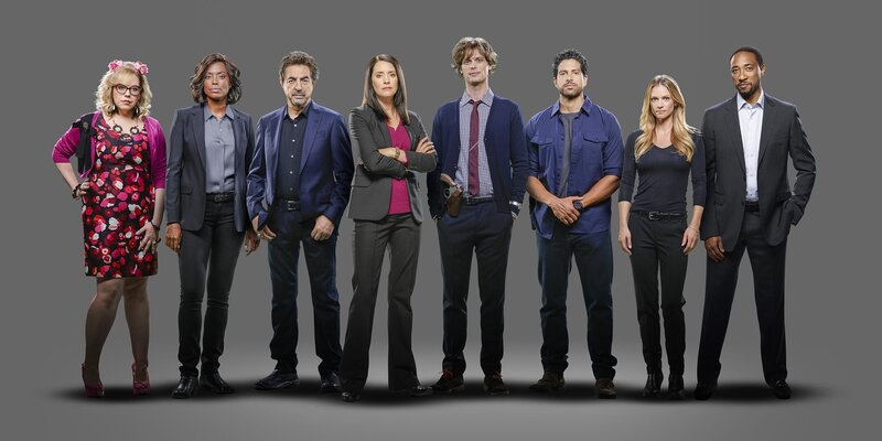 (12. Staffel) – Ein starkes Team, das jeden Serientäter zur Strecke bringt: Dr. Spencer Reid (Matthew Gray Gubler, 4.v.r.), David Rossi (Joe Mantegna, 3.v.l.), Jennifer ‚JJ‘ Jareau (AJ Cook, 2.v.r.), Penelope Garcia (Kirsten Vangsness, l.), Dr. Tara Lewis (Aisha Tyler, 2.v.l.), Luke Alvez (Adam Rodriguez, 3.v.r.), Emily Prentiss (Paget Brewster, 4.v.l.) und Stephen Walker (Damon Gupton, r.) … – Bild: ABC Studios