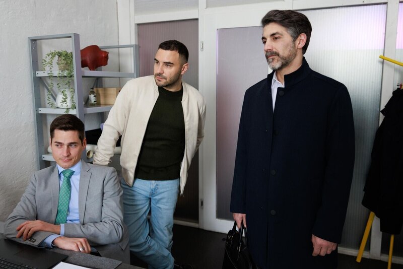Benedikt muss sich zusammennehmen, als er ausgerechnet mit Ferhat (Harun Yildirim, r.) zusammenarbeiten muss. Links Ringo (Timothy Boldt), in der Mitte Easy (Lars Steinhöfel) – Bild: RTL /​ Sebastian Meyer