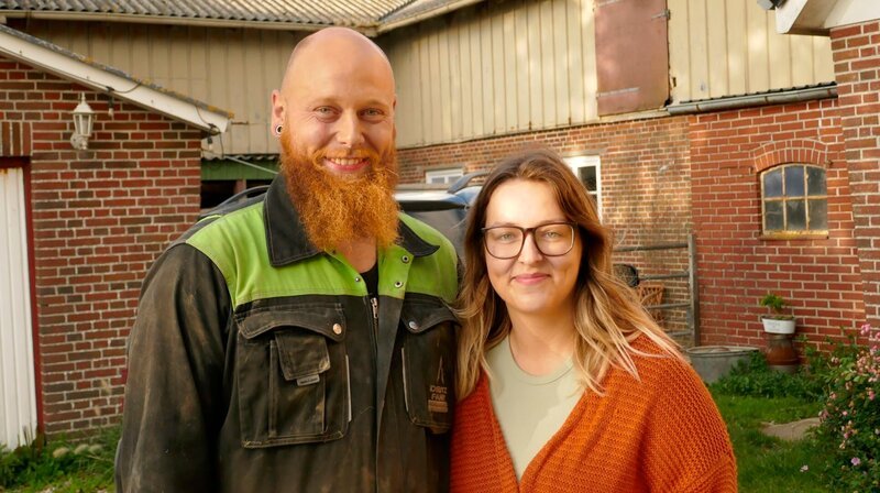 Ihr Hof liegt ganz im Westen und unmittelbar an der „Grenzroute“: Stefan und Annika Hansen – Bild: NDR/​Uli Patzwahl