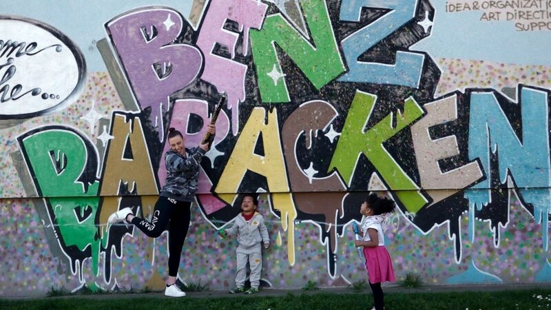 In der 100. Folge blicken die Baracklerinnen und Barackler auf die bewegendsten Momente aus ihrem Viertel zurück. Am Ende zieht es sie zu Dagmars Grab. – Bild: RTLZWEI
