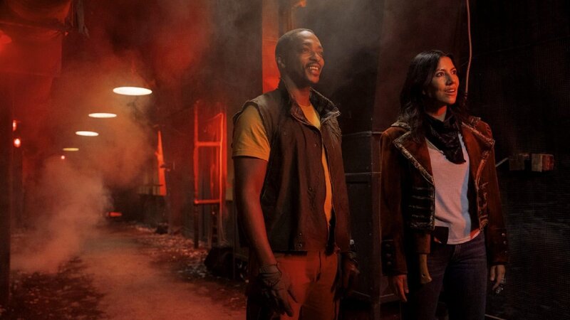 John (Anthony Mackie) und Quiet (Stephanie Beatriz) tauchen in die Dunkelheit eines unterirdischen Gangs ein – auf der Suche nach dem Paket. – Bild: ZDF und Skip Bolen