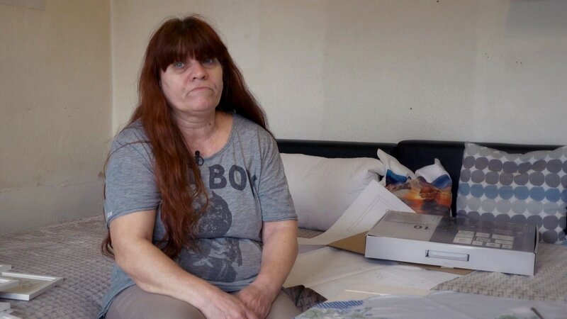 Wegen ihrer Phobie hat Petra Zahnärzte jahrelang gemieden und schämt sich mittlerweile extrem für ihr Erscheinungsbild. Nach ersten Untersuchungen soll die sechsfache Mutter nun auf Dauer ein neues Gebiss kriegen. – Bild: RTLZWEI