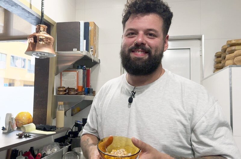 Sternekoch Abraham Ortega bereitet Ropa Vieja zu: eine Ehre für das Anti-Verschwendungs-Rezept mit Hülsenfrüchten und kanarischem Gemüse. – Bild: Elephant Doc