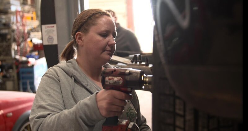 Die Frau vom Schrottplatz: Andrea Eger betreibt eine Autoverwertung im bayerischen Heilsbronn. – Bild: RTL /​ BurdaStudios
