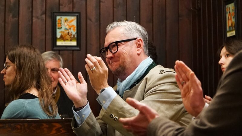 Gast applaudiert beim Servus Musikantenstammtisch – Bild: ServusTV /​ Degn Film