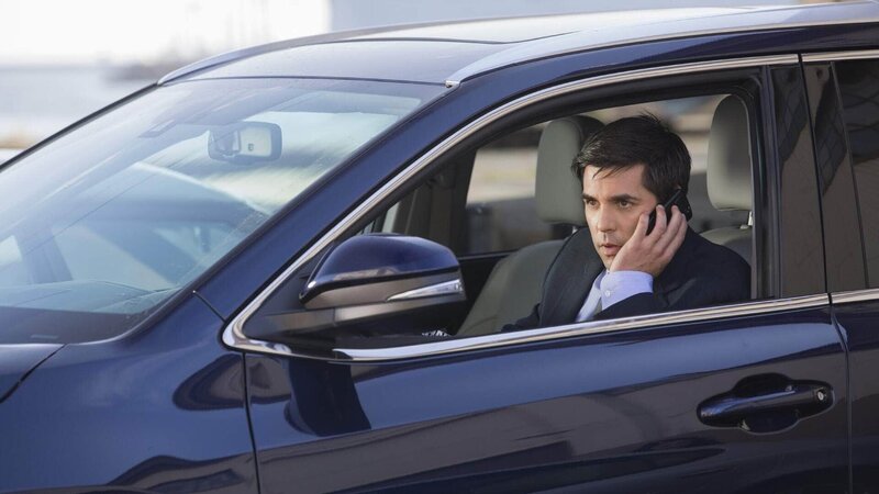 Frankie Rizzoli (Jordan Bridges) hat die Überwachung eines Verdächtigen übernommen … – Bild: RTL /​ Warner Bros.