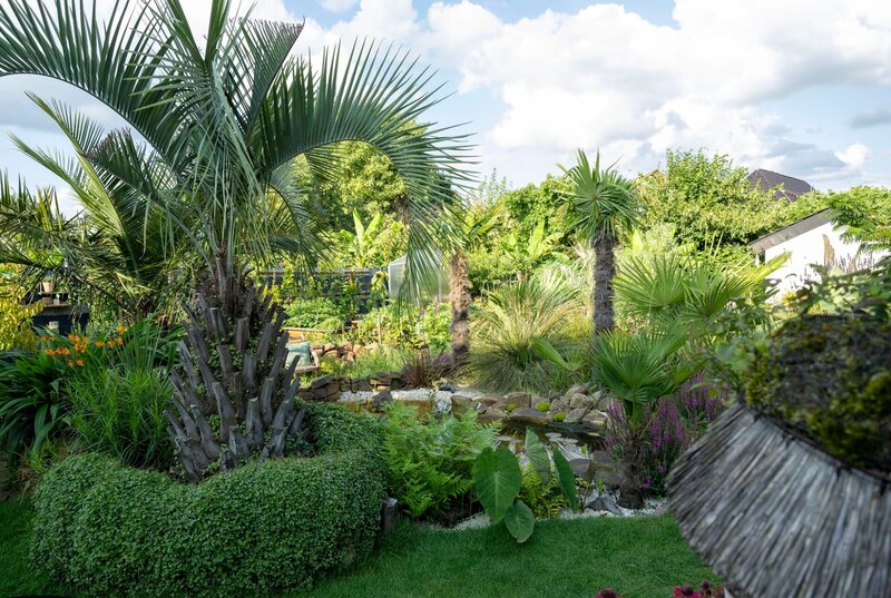 Die fünfte Gartenreise führt nach Emsdetten im Münsterland: der 400 qm große Garten von Gastgeberin Jacky Uda und ihrem Mann Andre. – Bild: WDR/​Melanie Grande