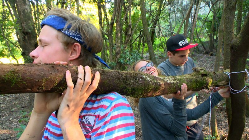 Heute müssen die Abenteurer ganz schön anpacken. Ob das alles klappt? – Bild: hr/​Rieke Henkel/​Marius Riedel