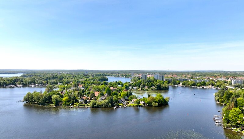 In Berlin und Brandenburg gibt es etliche kleinere und größere Reedereien, die sich darum kümmern, Erholungsbedürftige auf dem Wasser für ein paar Stunden herumzuschippern. 30 solcher ganz unterschiedlichen Fahrgastschiffsrouten werden in der Sendung vorgestellt. – Die Potsdamer Havelbucht. – Bild: rbb/​Schwarzer Bär Film GmbH