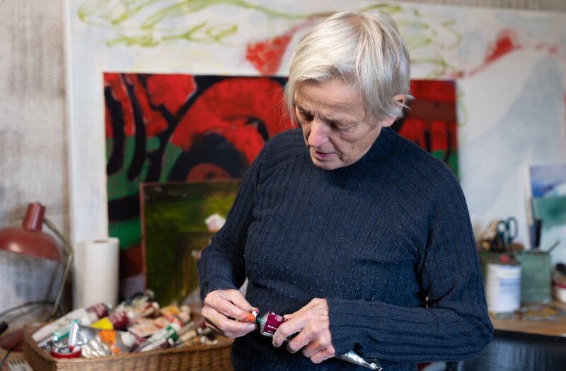 Bernadette in ihrem Atelier. – Bild: BR/​Tabea Hofmann